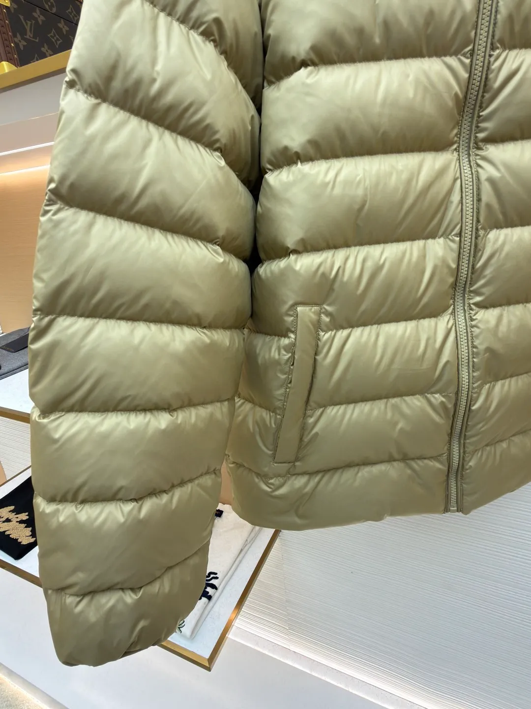 P890 Ralph Lauren embroidered rib down jacket ●Original version: Purchased and developed by 2562 ●Item number: 1682294-D15 ●Fabric: white duck down fabric ●Technology: mechanical down filling ●Color: khaki ●Type: fitted version ●Weight: about 585 grams ●Size: S-M-L-XL ●Description: Nylon fabric has good windproof and waterproof properties and can effectively block the intrusion of wind and rain from the outside Keeps the inside dry and suitable for wearing in humid or rainy conditions. The red label on the chest is made with an imported MECLO embroidery machine. The original pattern is scanned first, and then high-quality silk thread is used to make a pattern. The density effect is adjusted by continuous pattern making. The zipper design is simple and elegant. It is easy to operate; the closing design of the cuffs and hem effectively prevents cold wind from invading, improving the warmth and comfort of wearing. It uses 90 white duck down with a weight of 260g to ensure excellent thermal insulation performance. After the velvet has been strictly screened and processed, it is not easy to drill into the velvet, ensuring durability. The overall wiring is straight and delicate, the fabric is comfortable and soft, and the color is consistent without color difference. It can be matched with the same style to create a fashionable look and control various occasions. Customized accessories, complete with three standards, same style for men and women!